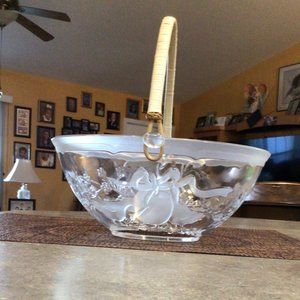Vtg Int'l Glass Basket Wicker Handle Geese Floral Apple Bowl
